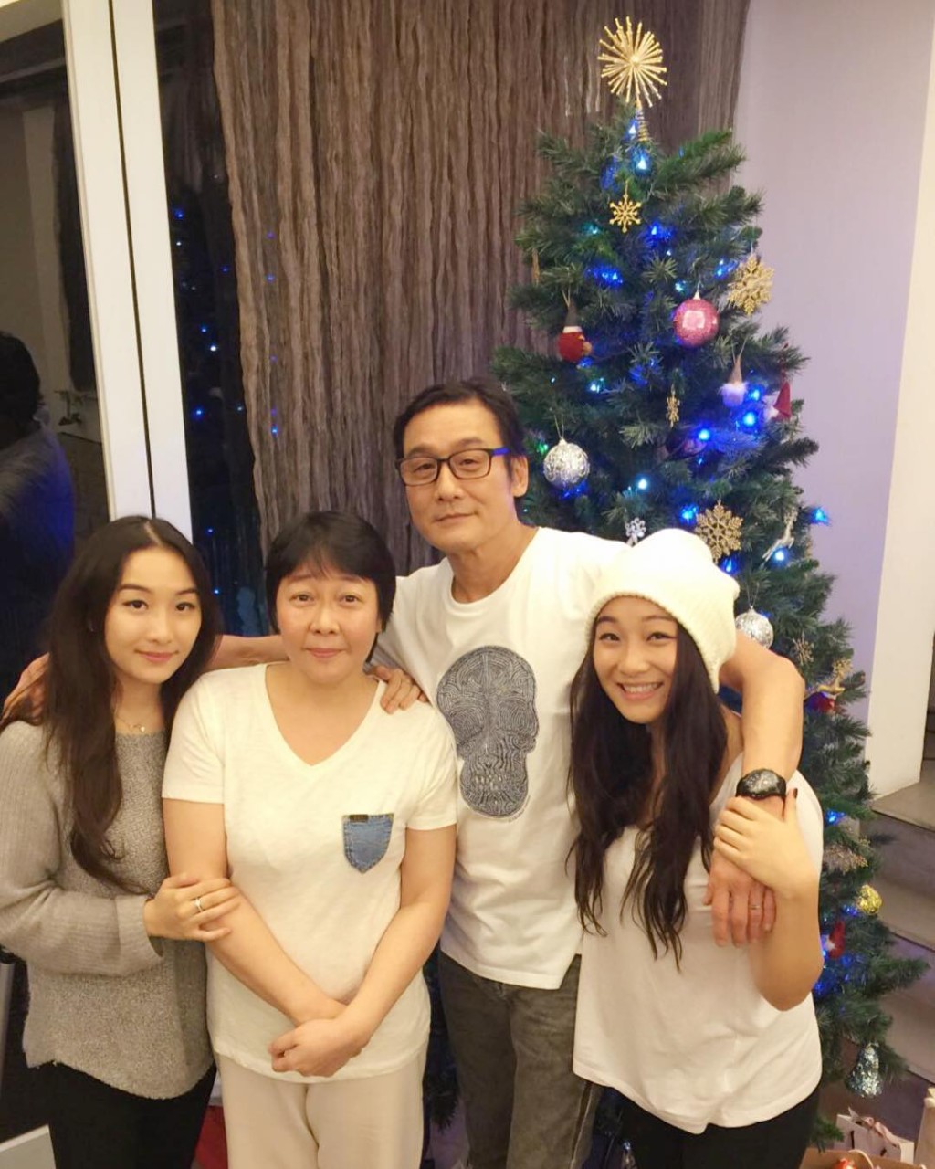 梁家輝與老婆江嘉年及一對愛女的全家福,幸福滿溢。 梁家輝與老婆江嘉年及一對愛女的全家福,幸福滿溢。