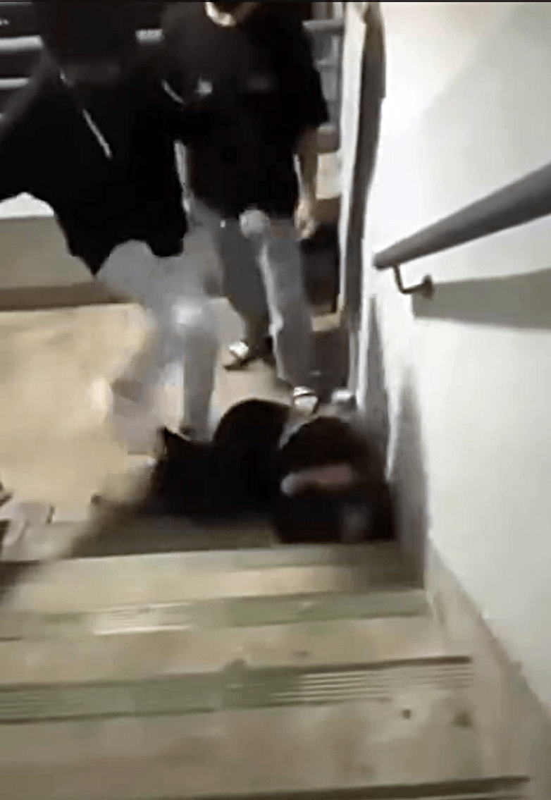 兩男童狂踩少女頭部。網上截圖
