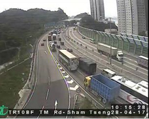 車龍排至近深井。圖：運輸處