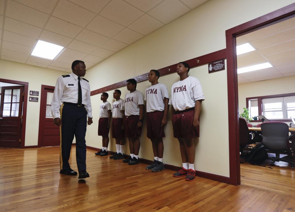 纽约军事学院教官检视学员。　美联社