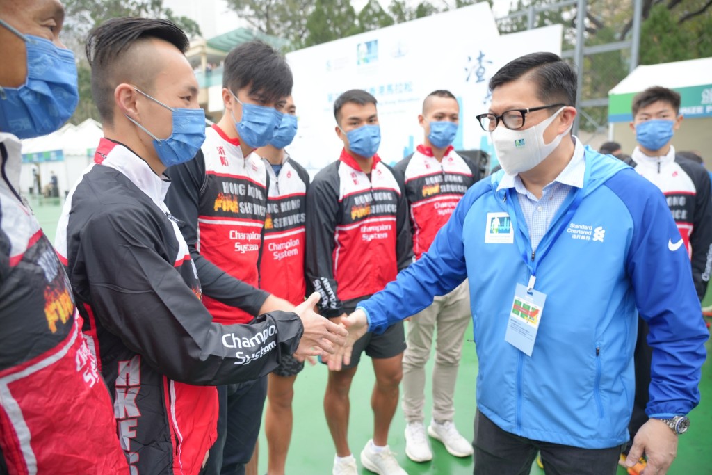 邓炳强与获奖选手握手。（邓炳强fb图片）