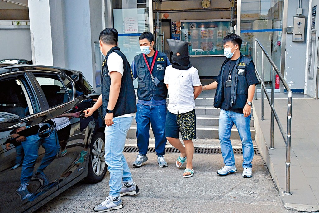 警方將被捕「巴士淫蟲」帶署扣查。