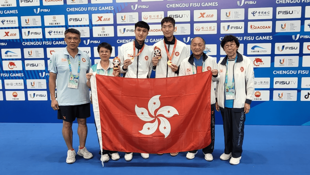 張家朗(右三)於世界大學生運動會勇奪男子個人花劍決賽金牌。浸大圖片