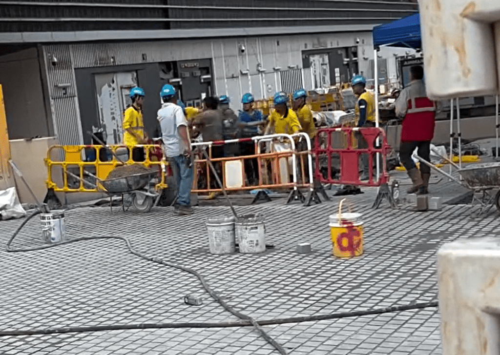 地盤大混戰，兩幫人馬大打出手。fb：香港人