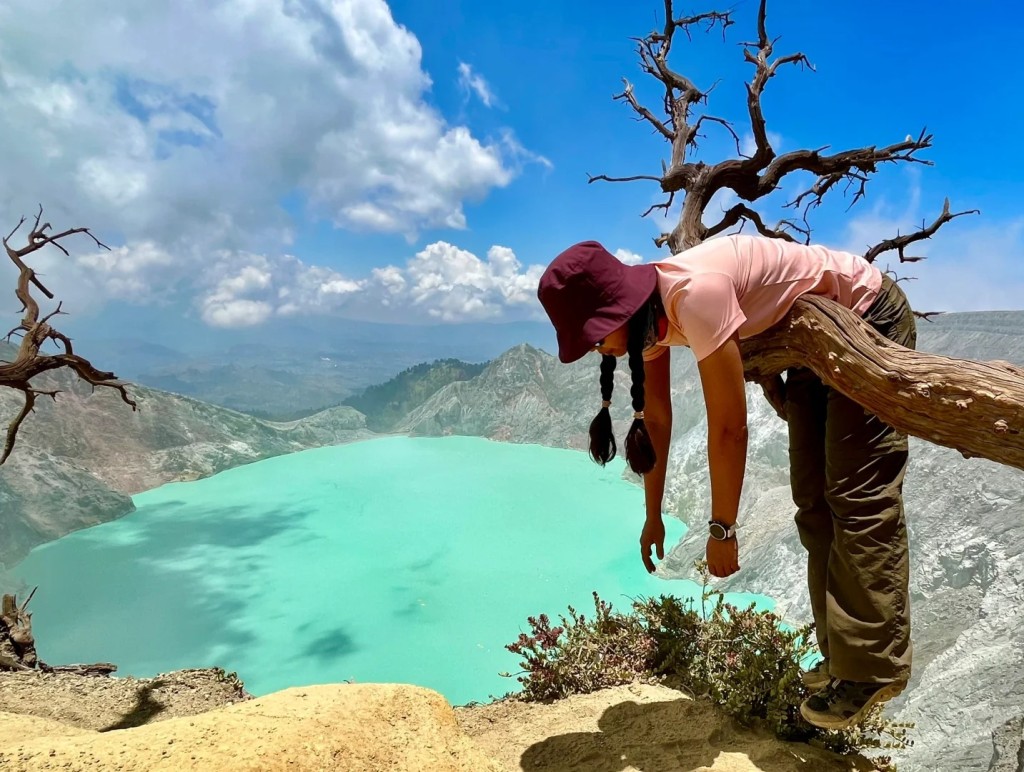 印尼「伊真火山」的網紅樹，過去也曾有遊客為了拍照險些摔落。小紅書