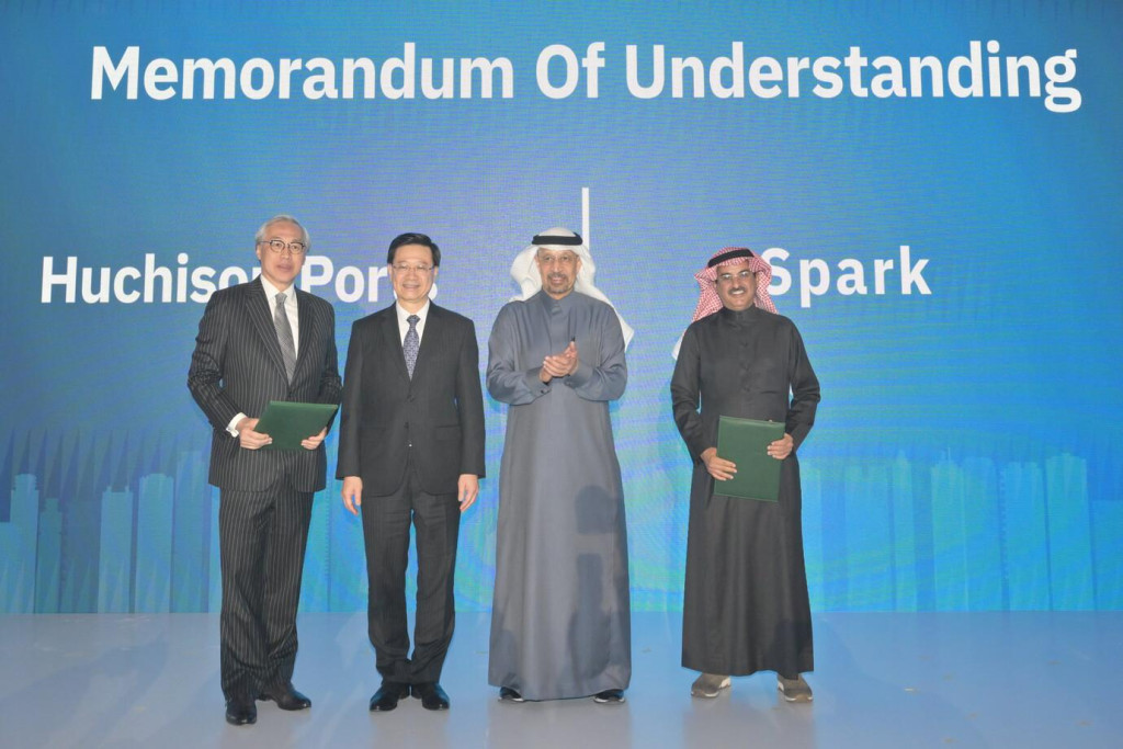 图示李家超（左二）与沙特阿拉伯投资大臣Khalid Al-Falih（右二）见证香港及沙特阿拉伯企业或机构之间交换六份合作备忘录或合作意向书，涵盖金融、创新科技、商务、交通、能源等。