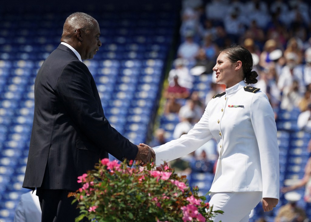 奧斯汀當地周五出席海軍官校結業禮。 路透社