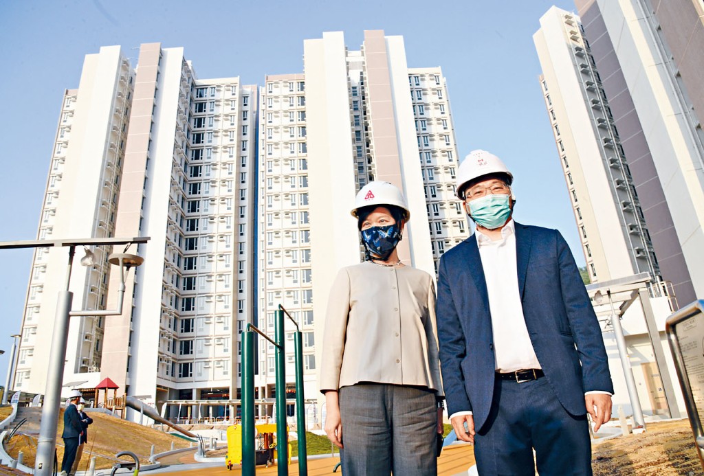 ■消防處百勝角已婚人員宿舍。（左）建築署署長何永賢，（右）發展局常任秘書長（工房）林世雄。