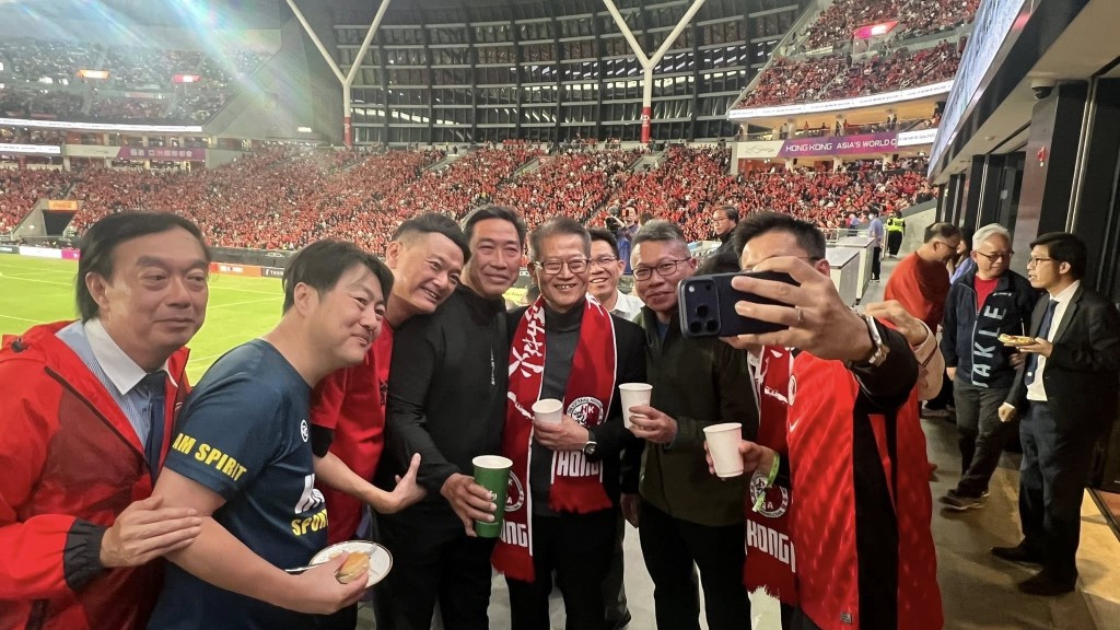 财政司司长陈茂波到启德观看亚洲杯外围赛。陈茂波FB图片