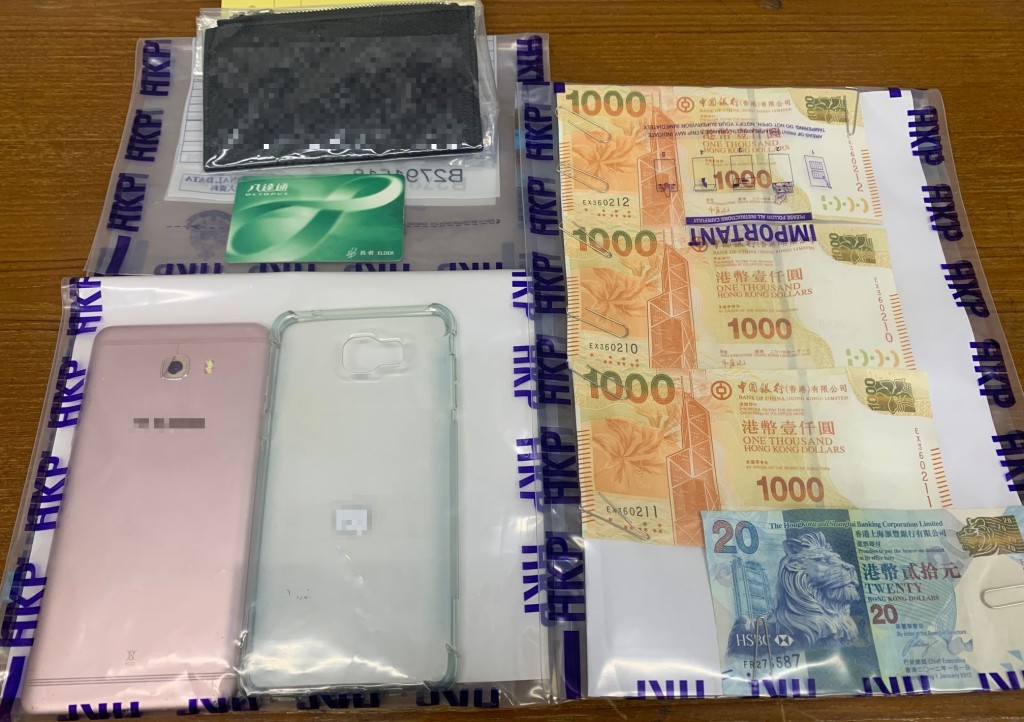 警方撿獲一批懷疑失物,包括約3000元現金及一張八達通卡。警方圖片