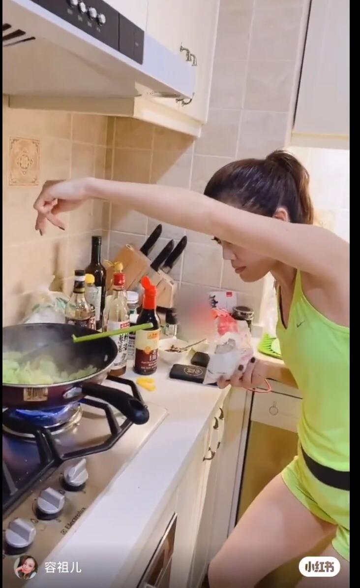 Joey扮霆鋒chok住灑鹽。