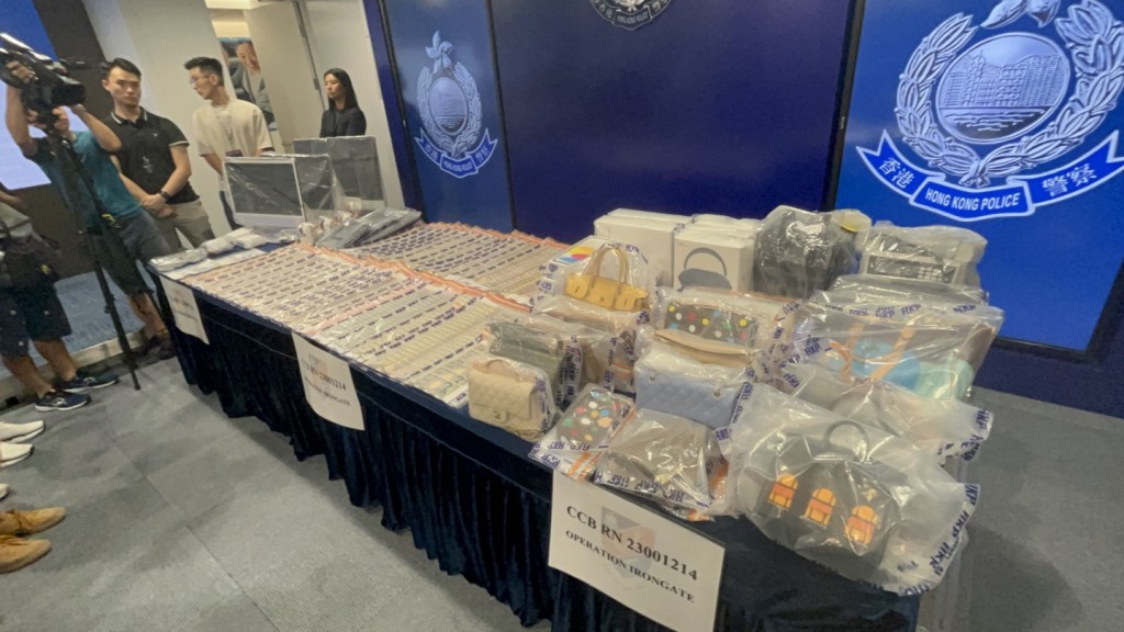 警方2023年9月見記者交代案情，並展示所得證物。資料圖片