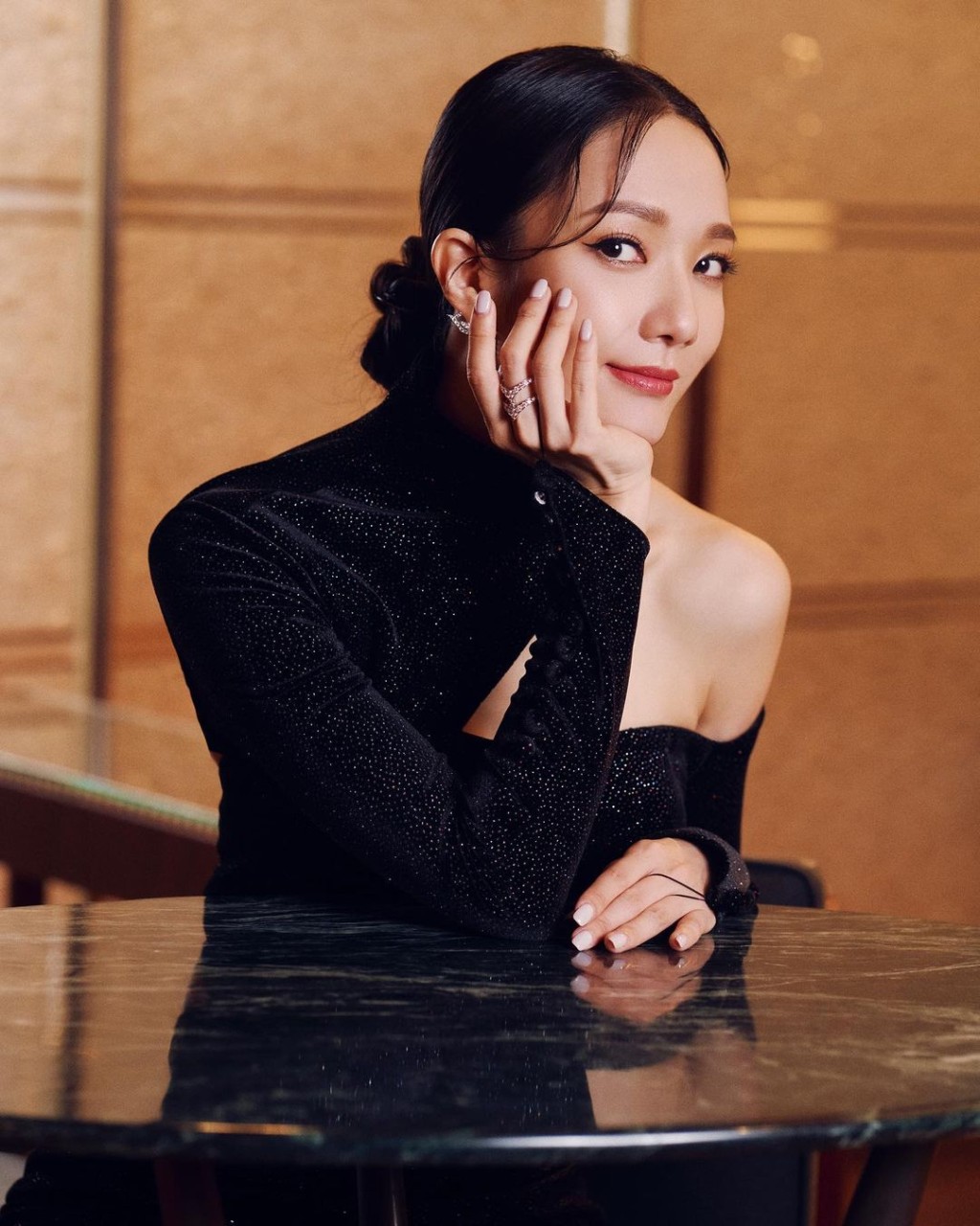 王君馨與TVB結束14年的賓主關係。