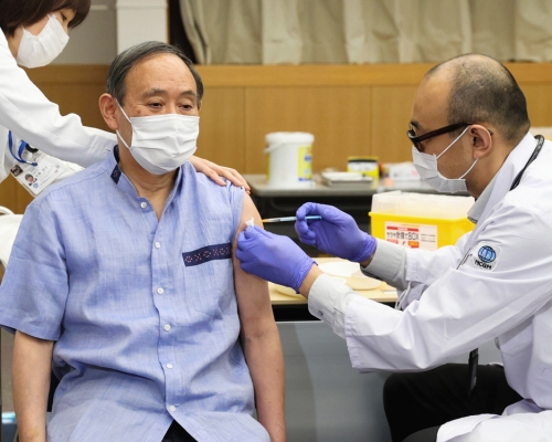 日首相菅義偉接種首劑輝瑞疫苗。AP圖片