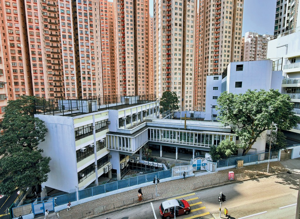 地政總署昨日公布，牛頭角彩霞道住宅地合共接獲9份標書。