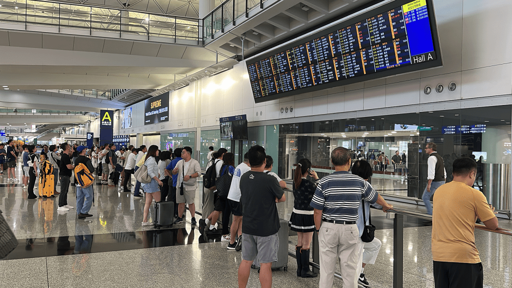 机管局指，取消的航班主要以内地及日本的航班为主。