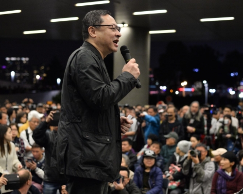 民主派立法會議員聯同民陣，今晚在立法會外示威區發起集會聲援戴耀廷。