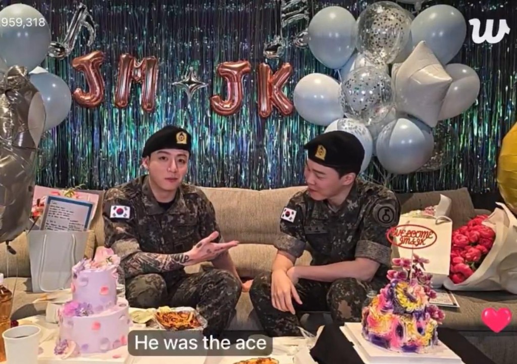 退伍後,Jungkook與Jimin做直播。 退伍後,Jungkook與Jimin做直播。
