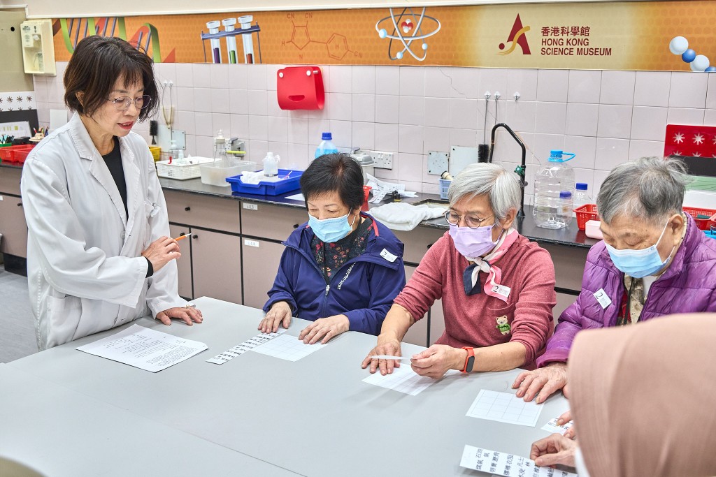 考慮到長者們的體能狀況,科學館會盡量安排能坐着進行的實驗。(由香港科學館提供) 考慮到長者們的體能狀況,科學館會盡量安排能坐着進行的實驗。(由香港科學館提供)
