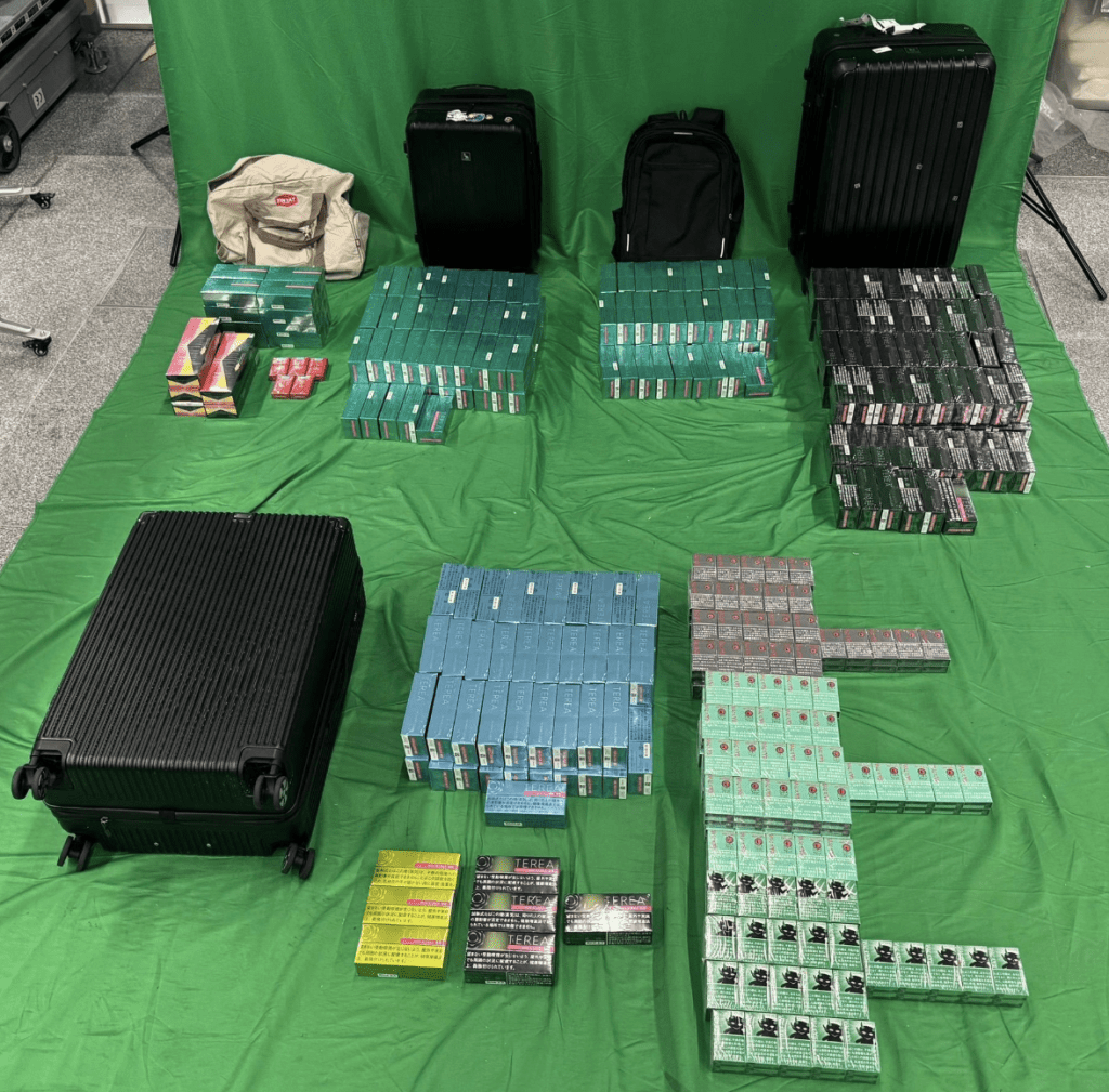 海關在五一黃金周期間，破獲兩宗機場走私香煙案，拘捕3男，檢共市值$35萬貨。海關圖片