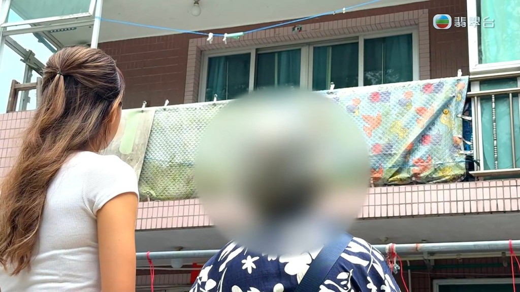 吳婆婆與《東張西望》主持抬頭望向二女的住所，表現無奈。