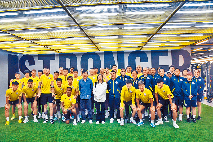 理文職球員在新訓練基地留影。 