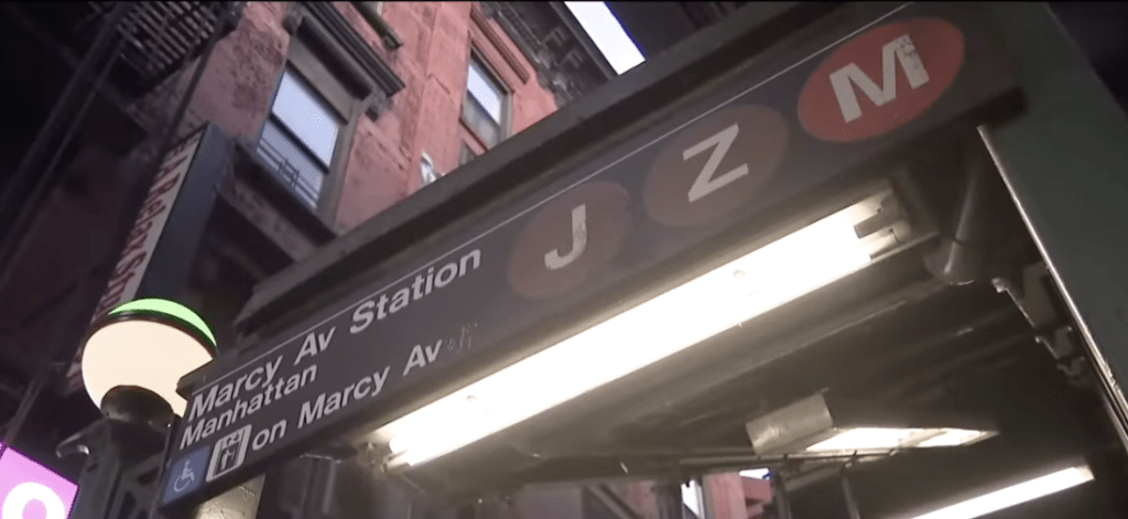 當地時間4日凌晨，一列J線地鐵駛入布魯克林馬西大道（Marcy Avenue）車站時，警方在車廂頂部發現兩名少女的屍體。