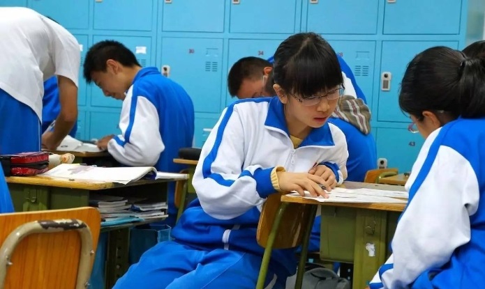內地學校的校服大多數也是以藍白做主調。網絡圖片