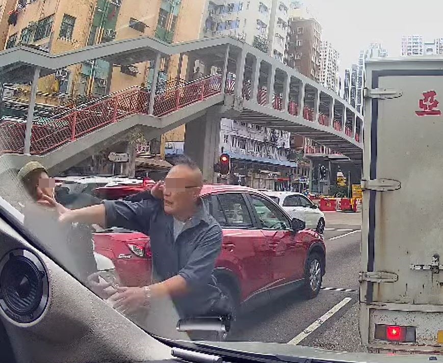 灰衣男繼而出手掌摑Cap帽男。fb車cam L（香港群組）影片截圖