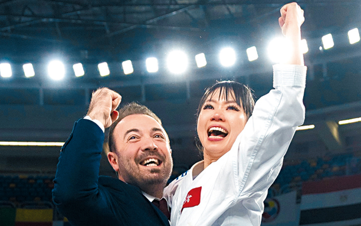 Grace與教練Mehmet Yakan相擁，喜極而泣。