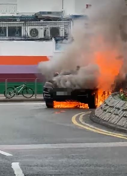 私家車起火，濃煙衝天，並傳出爆炸聲。香港公共交通智庫FB