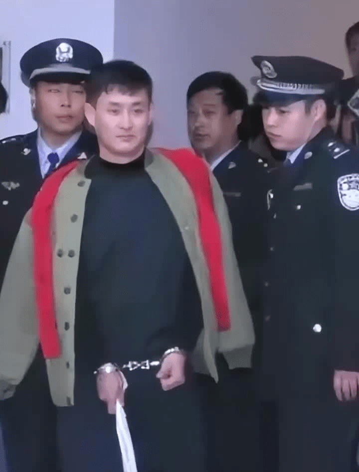 1999年至2001年間,該犯罪集團在哈爾濱犯下多宗搶劫殺人案,身背8條人命。 1999年至2001年間,該犯罪集團在哈爾濱犯下多宗搶劫殺人案,身背8條人命。