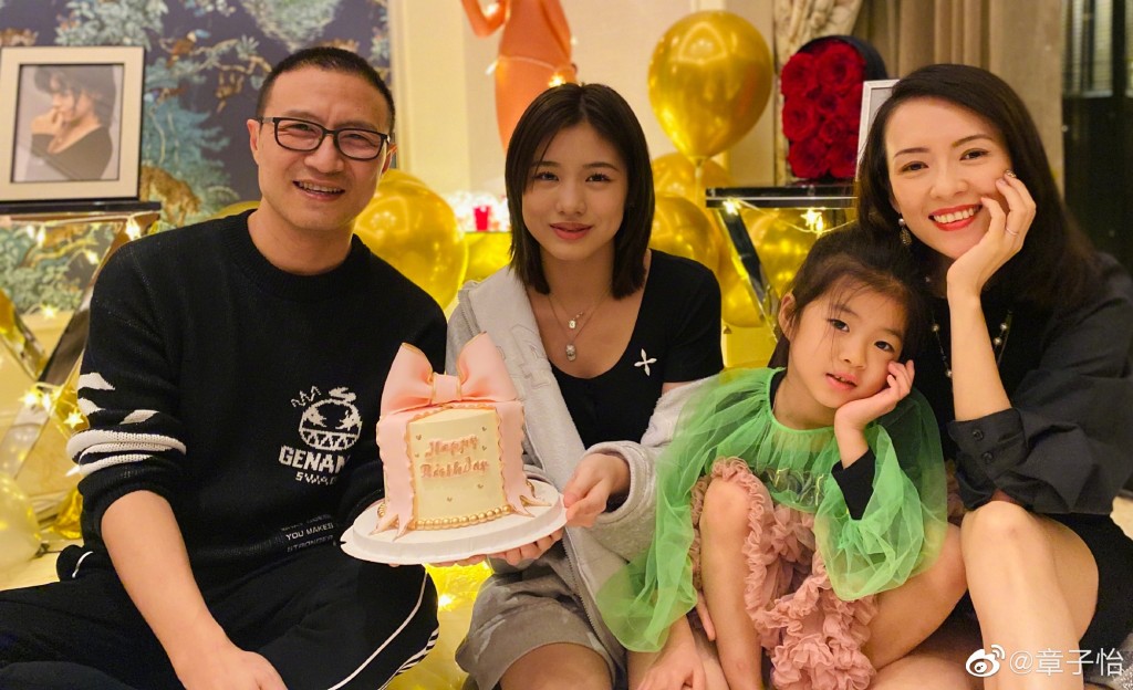 汪峰跟葛薈婕所生的女兒(左二),跟章子怡感情要好。