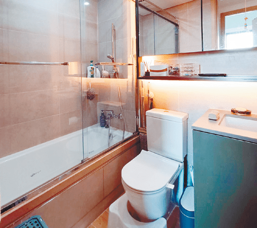 浴室企理乾淨，備鏡櫃擺放洗漱用品。
