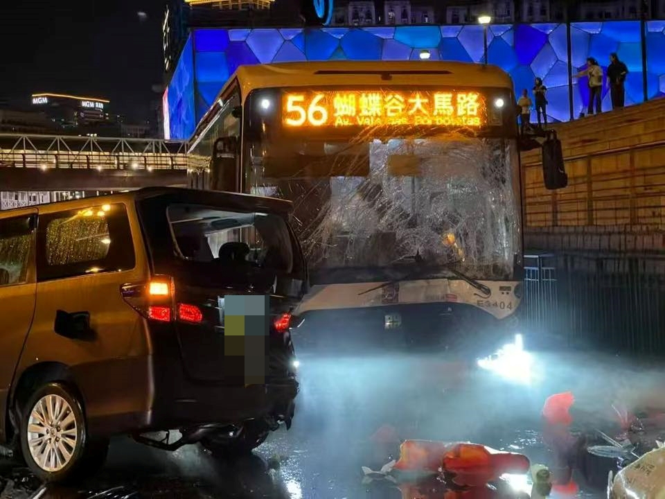 巴士擋風玻璃碎裂。FB：Confidentdog@澳門交通現場