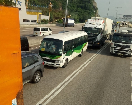 屯門公路4車相撞。香港突發事故報料區