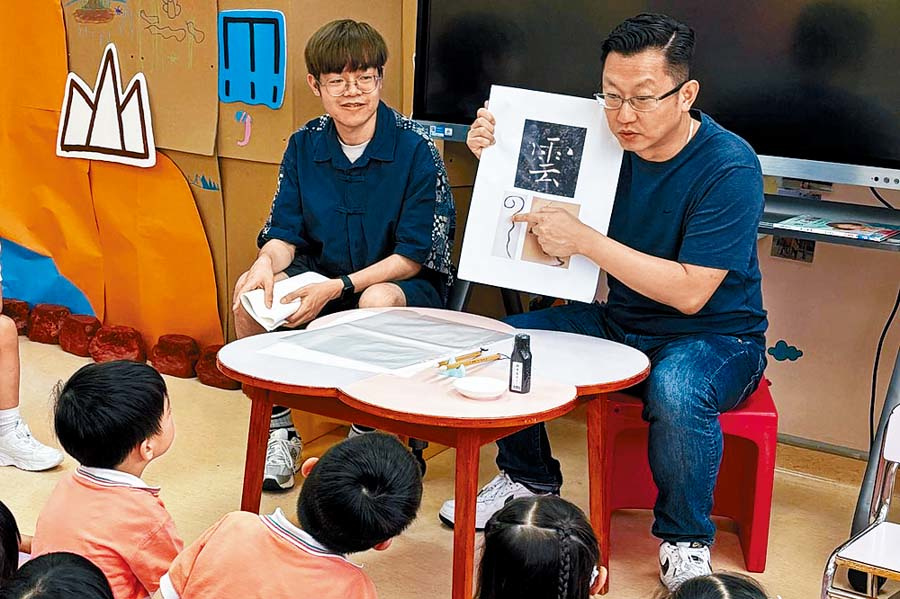 徐沛之博士於6月初到世佛會觀自在幼兒學校的工作坊教K3小朋友學習書法入門，小朋友的反應非常好，作品充滿創意。