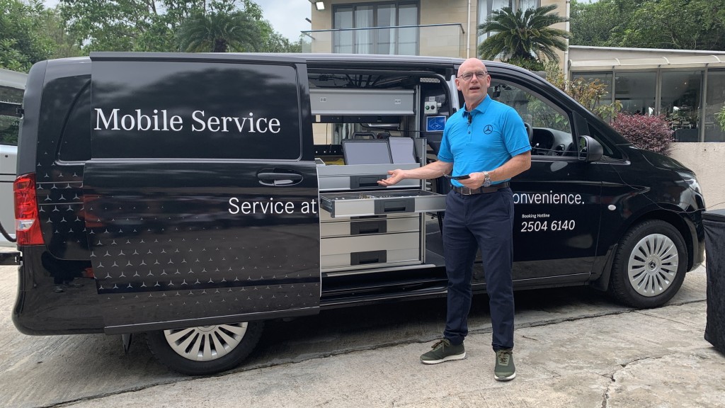 Mercedes-Benz HK行政总裁Andreas Buchenthal亲自介绍暂时全港独一无二的Vito流动服务车装备。