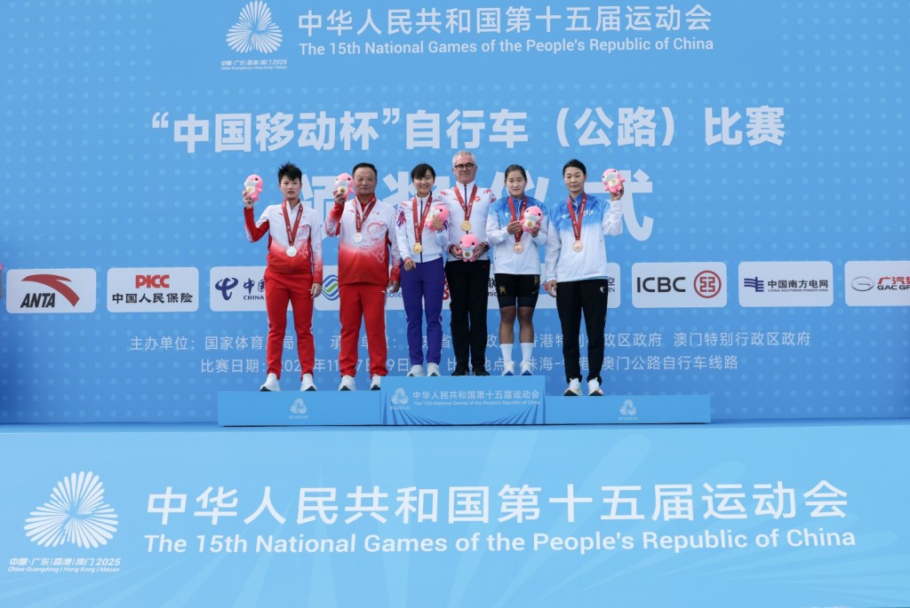 「小女車神」李思穎(左三)於全運會女子公路單車賽,成功衛冕。 「小女車神」李思穎(左三)於全運會女子公路單車賽,成功衛冕。
