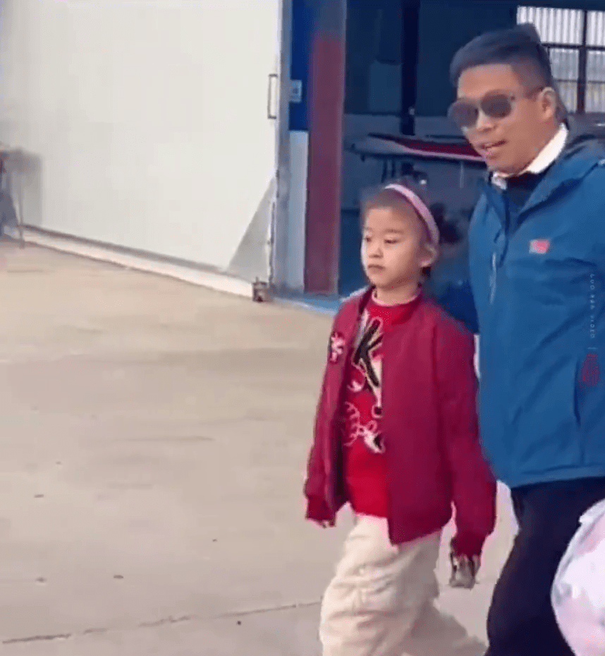 王先生带著7岁女儿准备开小型飞机回老家过年。