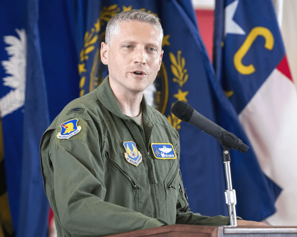 美国空军的AI测试与运作主管塔克·汉密尔顿上校。