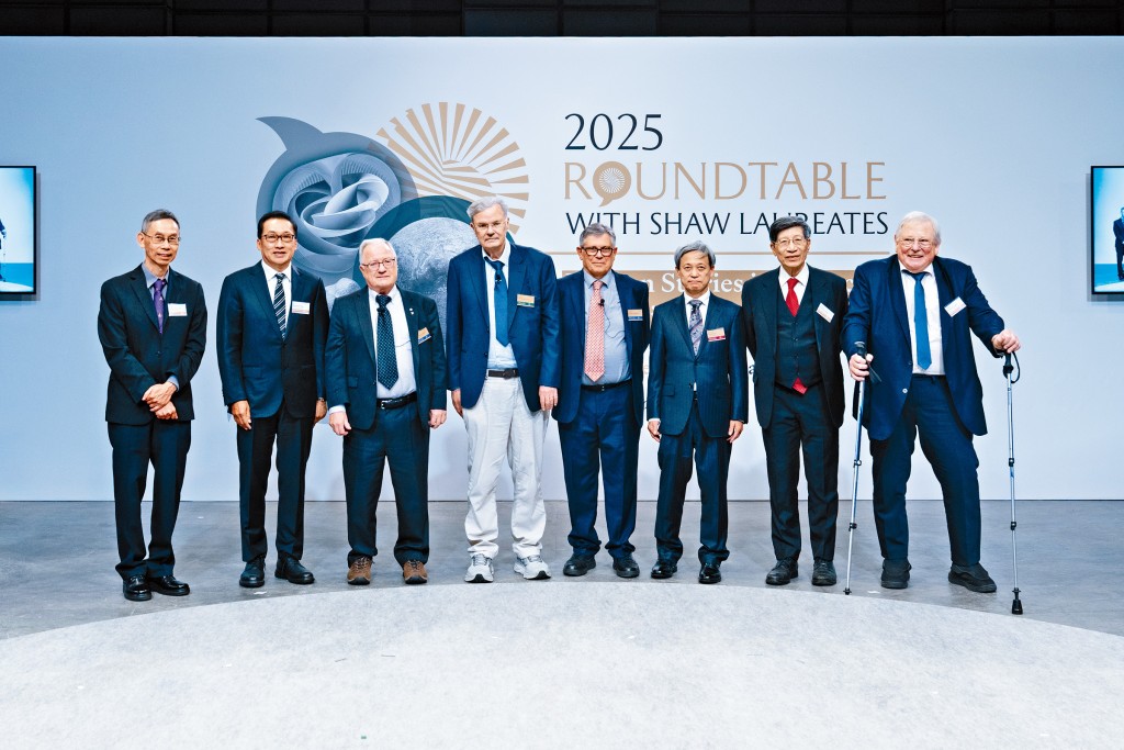 (左起)邵逸夫獎理事會理事朱明中教授、邵逸夫獎基金會主席及理事會理事陳偉文博士、4位應屆邵逸夫獎得主、邵逸夫獎理事會主席及評審會副主席楊綱凱教授、邵逸夫獎評審會主席萊因哈德·根舍教授。 (左起)邵逸夫獎理事會理事朱明中教授、邵逸夫獎基金會主席及理事會理事陳偉文博士、4位應屆邵逸夫獎得主、邵逸夫獎理事會主席及評審會副主席楊綱凱教授、邵逸夫獎評審會主席萊因哈德·根舍教授。