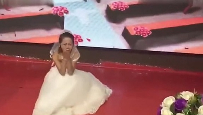 前女友獨留在台上痛哭。影片截圖