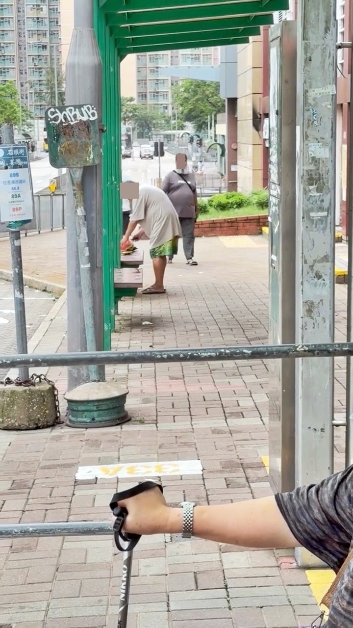 回應的網民則被現場的刀光震懾，心急地 指「響應政府：見疑即報」、「報警話有 人揸住把刀好危險，唔使講佢做緊咩」， 有人則驚訝「喺度切西瓜？」。Threads截圖