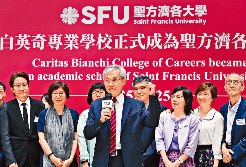 盧鐵榮(中)表示,此次整合基於兩校辦學理念一致,計劃早於2008至2009年開始構思。
