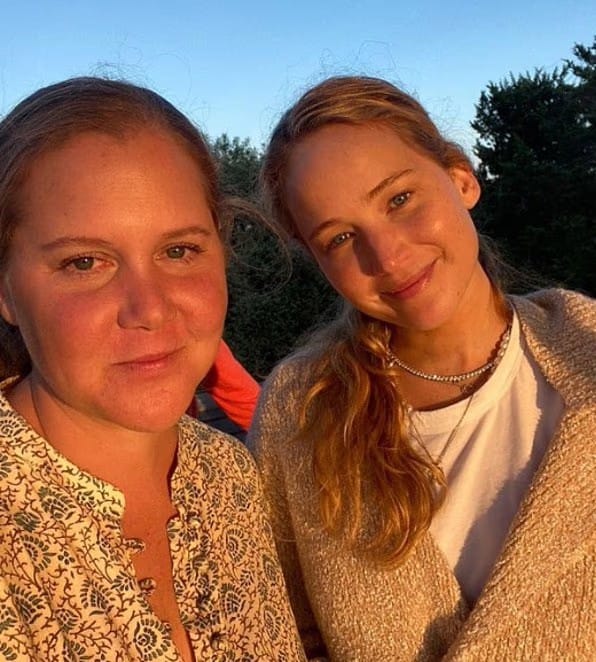 珍妮花被網民翻舊帳，指她2年前曾盲撐閨密Amy Schumer（左）支持以色列的言論。