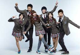 𤨒晶(左一)與澤演(左二)10年前主演的《Dream High》。