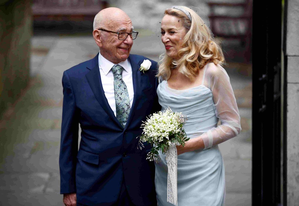 2016年，传媒大亨梅铎与第四任妻子霍尔在英国伦敦举行婚礼。