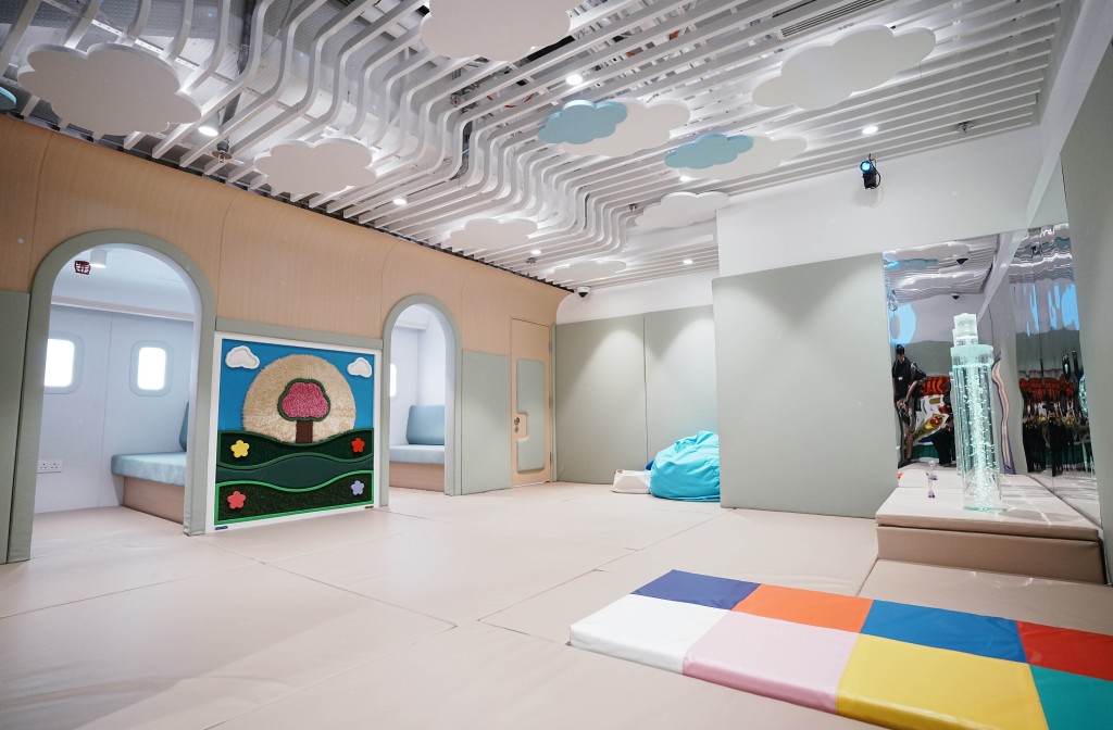 房內分為「Sky Explorium」的動感區及「The Sky Cocoon」的安靜區,牆身及地面均鋪上軟墊。 房內分為「Sky Explorium」的動感區及「The Sky Cocoon」的安靜區,牆身及地面均鋪上軟墊。
