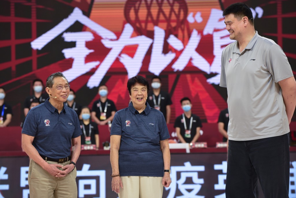 2020年7月3日，姚明（右）、鍾南山院士（左）和李少芬曾在中國男子籃球職業聯賽（CBA）上同框。新華社